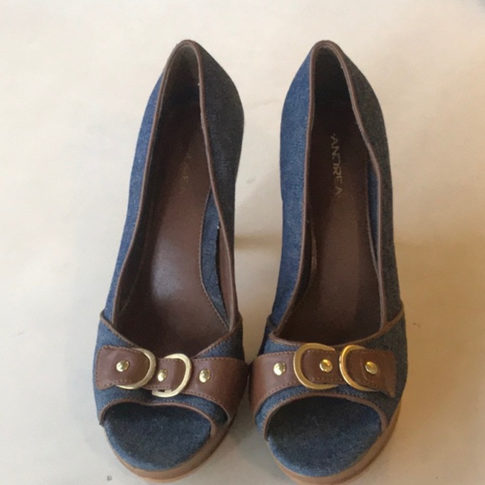 Blue high heels with a brown and gold buckle - Picture 2 of 3